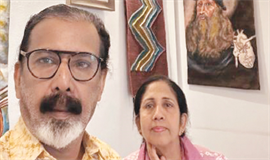 യു​ദ്ധം ത​ക​ര്‍​ത്ത നാ​ട്ടി​ലേ​ക്ക്  യു​ദ്ധ​ത്തി​നെ​തി​രാ​യ ചി​ത്ര​ങ്ങ​ളു​മാ​യി