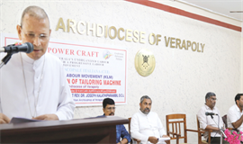 അ​സം​ഘ​ടി​ത തൊ​ഴി​ലാ​ളി​ക​ൾ​ക്കാ​യി പ്ര​ത്യേ​ക പ​ദ്ധ​തി​ക​ൾ ന​ട​പ്പാ​ക്ക​ണം: ബിഷപ് ക​ള​ത്തി​പ്പ​റ​മ്പി​ൽ