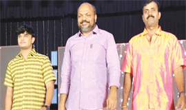 ക​രു​മാ​ല്ലൂ​ര്‍ ഖാ​ദി സാ​രി​യും  അ​ഡ്വ​ക്ക​റ്റ്‌​സ് കോ​ട്ടും വി​പ​ണി​യി​ല്‍