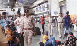 ഭ​ക്ഷ​ണ​ശാ​ല​ക​ളി​ൽ റെ​യി​ൽ​വേ പോ​ലീ​സി​ന്‍റെ മി​ന്ന​ൽ പ​രി​ശോ​ധ​ന