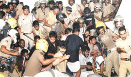 പോ​ലീ​സ് ക​ണ്ണ​ട​ച്ചു; സ​ർ​വ​ക​ലാ​ശാ​ല കൈ​യ​ട​ക്കി എ​സ്എ​ഫ്ഐ