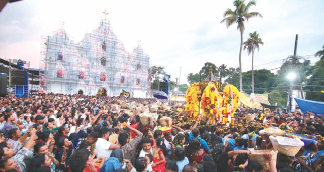 ജനസാഗരമായി തുമ്പോളി പള്ളിയിലെ തിരുനാള്‍ പ്രദക്ഷിണം