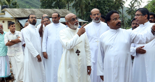 വി​ല​ങ്ങാ​ട് ദു​ര​ന്ത​ഭൂ​മി​യി​ൽ ആ​ശ്വാ​സ​ദൂ​തു​മാ​യി മാ​ർ റാ​ഫേ​ൽ ത​ട്ടി​ൽ