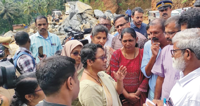 ഇതു കഠിനം; കണ്ണീരുപോലുമില്ലാത്തവരാണ് : ചീ​​​​​​​ഫ്  സെ​​​​​​​ക്ര​​​​​​​ട്ട​​​​​​​റി​​​​​​​ക്കു  മു​​​​​​​ൻ​​​​​​​പി​​​​​​​ൽ  പ​​​​​​​രാ​​​​​​​തി  പ്ര​​​​​​​ള​​​​​​​യം