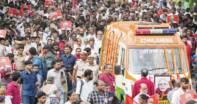 യെ​​ച്ചൂ​​രി​​യുടെ വേർപാട്;  വി​ലാ​പ​യാ​ത്ര​യി​ൽ ആ​യി​ര​ങ്ങ​ൾ