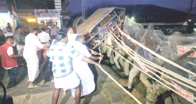 നി​ക്ഷേ​പ​ക​ന്‍റെ ആത്മഹത്യ ; യൂത്ത് കോൺഗ്രസ് സമരത്തിൽ സംഘർഷം