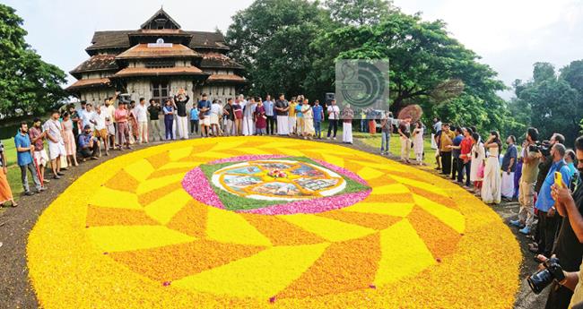 വ​യ​നാ​ടി​നു​ള്ള സ​മ​ർ​പ്പ​ണ​മാ​യി തൃ​ശൂ​രി​ൽ പൂ​ക്ക​ളം