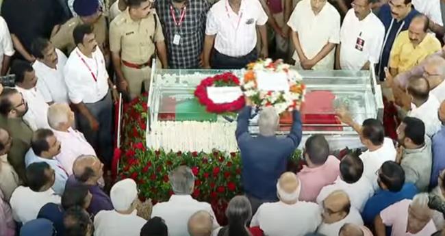 വി​എ​സി​നെ കാ​ണാ​ൻ വേ​ലി​ക്ക​ക​ത്തെ വീ​ട്ടി​ലെ​ത്തി മു​ഖ്യ​മ​ന്ത്രി