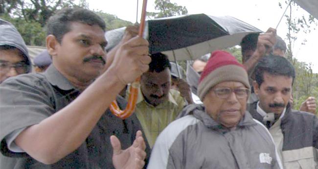വി.​എ​സ് ജ്വ​ലി​ക്കു​ന്ന സ​മ​ര​സ്മ​ര​ണ