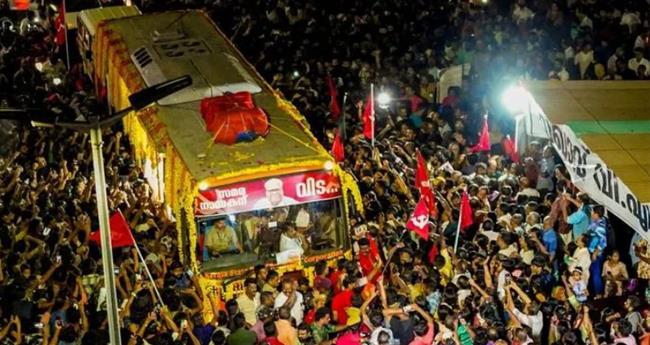 ജ​ന​സാ​ഗ​ര​ത്തി​ന് ന​ടു​വി​ലൂ​ടെ മ​ട​ക്കം; വി​പ്ല​വാ​ഭി​വാ​ദ്യ​ങ്ങ​ളു​മാ​യി അ​ണി​ക​ൾ
