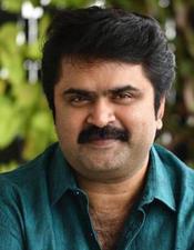 മ​റ്റ​വ​ൻ വ​ന്നോ, ഏ​ത് ആ ​അ​നൂ​പ് മേ​നോ​ൻ; ധ്യാ​നി​നെ മു​ന്നി​ലി​രു​ത്തി ട്രോ​ളി അ​നൂ​പ് മോ​നോ​ൻ