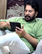 ലോ​ക​യു​ടെ ബ​ജ​റ്റി​നെ​ക്കു​റി​ച്ചോ​ർ​ത്ത് വാ​പ്പ​ച്ചി​ക്ക് ടെ​ൻ​ഷ​നു​ണ്ടാ​യി​രു​ന്നു; ദു​ൽ​ഖ​ർ പ​റ​യു​ന്നു