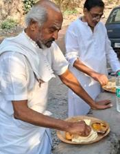 വെ​ള്ള​മു​ണ്ടും കു​ർ​ത്ത​യും തോ​ളി​ലൊ​രു തോ​ർ​ത്തും; വ​ഴി​യ​രി​കി​ൽ ഭ​ക്ഷ​ണ​വും വി​ശ്ര​മ​വും; ഹി​മാ​ല​യ​ത്തി​ൽ ര​ജ​നി​കാ​ന്ത്