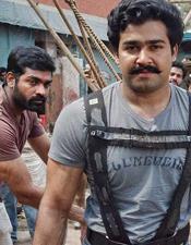 ഫോ​ട്ടോ​യി​ൽ കൂ​ടി​യെ​ങ്കി​ലും മോ​ഹ​ൻ​ലാ​ലി​നൊ​പ്പം സ്ക്രീ​ൻ സ്പേ​സ്; സ​ന്തോ​ഷം പ​ങ്കു​വ​ച്ച് വി​ജ​യ് സേ​തു​പ​തി