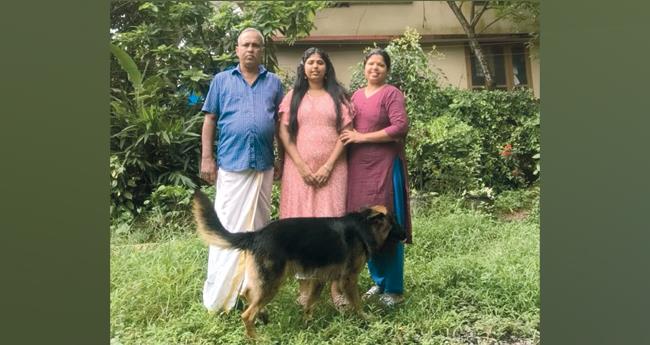 "പ​ങ്കീ​സി'​ന് അ​ഴ​കാ​യി നീ​ല​ക്കൊ​ടു​വേ​ലി