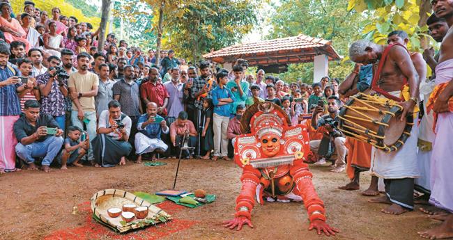 ഉ​ത്ത​ര​മ​ല​ബാ​റി​ൽ തെ​യ്യ​ങ്ങ​ൾ കാ​ൽ​ച്ചി​ല​മ്പ​ണി​യു​ന്നു