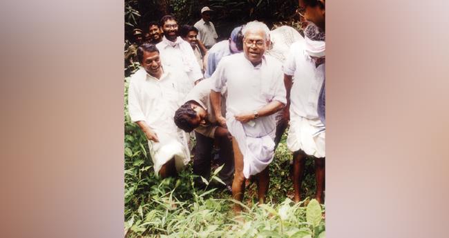 അ​ട്ട​ക​ടി​യെ അ​വ​ഗ​ണി​ച്ച കാ​ടു​ക​യ​റ്റം