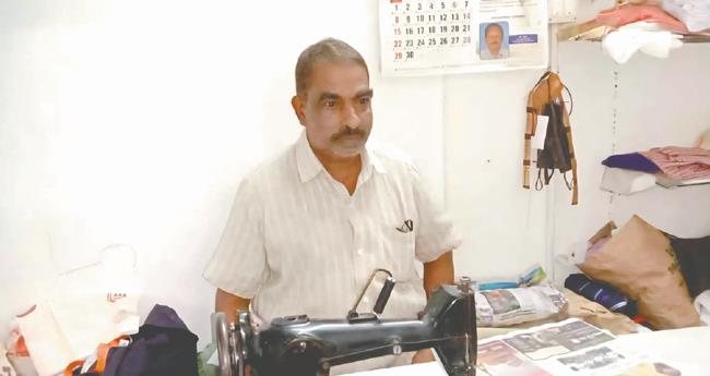 വി.​എ​സി​നെ ജു​ബ്ബ​യി​ൽ മി​ടു​ക്ക​നാ​ക്കി​യ മോ​ഹ​ന​ന്‍