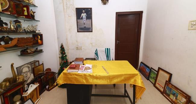 വി​എ​സ് ഇ​ല്ലാ​തെ വേ​ലി​ക്ക​ക​ത്ത് വീ​ട്