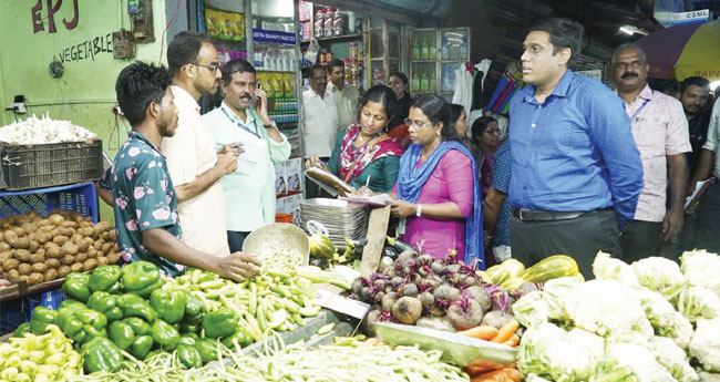 Kochi District Collector Takes Stand Against Price Controls and Excessive Prices, Conducts Lightning Inspection of Market Stalls