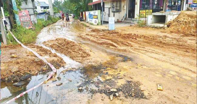 ദേ ശീ യ പാ ത വി ക സ നം കു ത്തി പ്പൊ ട്ടി ച്ച ത് കു ടി വെ ള്ള പൈ പ്പ് റോ ഡ് കു ള മാ യി 