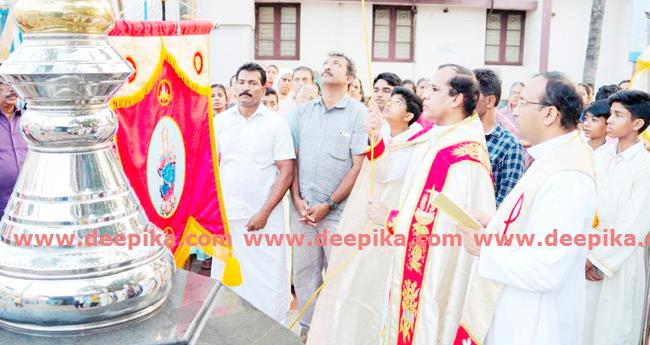 ദേവാലയങ്ങളില്‌ തി​രു​നാ​ളി​നു കൊ​ടി​യേ​റി