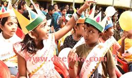 ക​ളിചി​രി​ക​ൾ നി​റ​ഞ്ഞു, ആ​വേ​ശ​പ്പൊ​ലി​മ​യി​ൽ സ്കൂ​ളു​ക​ൾ