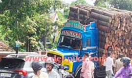ത​ടി​ലോ​റി​യും കാ​റും കൂ​ട്ടി​യി​ടി​ച്ചു; ഗ​താ​ഗ​തം ത​ട​സ​പ്പെ​ട്ടു