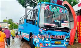 കാത്തിരിപ്പുകേന്ദ്രത്തിലേ​ക്കു ബ​സ് പാ​ഞ്ഞു​ക​യ​റി;  മൂ​ന്നു​പേ​ർ​ക്കു​ പ​രി​ക്ക്, ഒ​രാ​ളു​ടെ നി​ല ഗു​രു​ത​രം