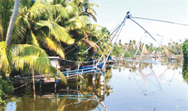 ഊ​ന്നി​വ​ല​ക​ളും ചീ​ന​വ​ല​ക​ളും വേ​മ്പ​നാ​ട്ട്  കാ​യ​ലി​ൽനി​ന്ന് മാ​റു​ന്നു​വോ‍?