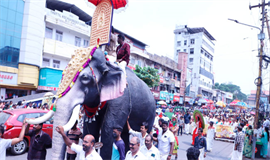 റോ​ബോ​ട്ടി​ക് ആ​ന​യെ എ​ഴു​ന്ന​ള്ളി​ച്ച്  കോ​ർ​പ​റേ​ഷ​ന്‍റെ "മ്മ്ടെ ​പൂ​രം