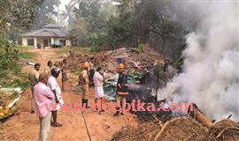 പു​ര​യി​ട​ത്തി​ൽ കൂ​ട്ടി​യി​ട്ടി​രു​ന്ന പ്ലാ​സ്റ്റി​ക് മാ​ലി​ന്യ​ത്തി​ന് തീ​പി​ടി​ച്ചു