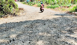 കൂ​രാ​ച്ചു​ണ്ട്- എ​ര​പ്പാ​ൻ​തോ​ട് റോ​ഡ് ന​വീ​ക​ര​ണം:  യാ​ത്ര​ക്കാ​ർ അ​പ​ക​ട​ത്തി​ൽ പെ​ടു​ന്ന​താ​യി ആ​ക്ഷേ​പം