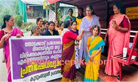 അ​ന​ധി​കൃ​ത മ​ദ്യ വി​ൽ​പ​ന: പ്ര​തീ​കാ​ത്മ​ക മ​ദ്യ​വി​ൽ​പ​ന ന​ട​ത്തി സ്ത്രീ​ക​ൾ