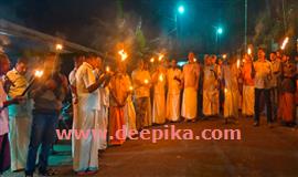 പ​ന്തം​കൊ​ളു​ത്തി പ്ര​തി​ഷേ​ധ​പ്ര​ക​ട​നം ന​ട​ത്തി