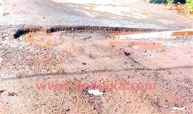കാ​യം​കു​ളം റെ​യി​ൽ​വേ  സ്റ്റേ​ഷ​ൻ റോ​ഡ് ത​ക​ർ​ന്നു