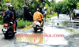 മാ​മ്പു​ഴ​ക്ക​രി-​എ​ട​ത്വ റോ​ഡി​ല്‍ മ​ര​ണ​ക്കുഴി​ക​ള്‍