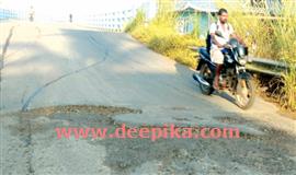 ചന്പക്കുളത്ത് കു​ഴി​യും  ക​ട​ന്ന് പാ​ല​ത്തി​ലേ​ക്ക്