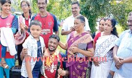 അ​​ര​​യ്ക്കു താ​​ഴേ​​ക്കു ത​​ള​​ർ​​ന്ന യു​​വാ​​വ്  വേ​​മ്പ​​നാ​​ട്ടു​​കാ​​യ​​ൽ നീ​​ന്തി കീ​​ഴ​​ട​​ക്കി