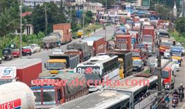 ആ​മ്പ​ല്ലൂ​രി​ലെ ടാ​റിം​ഗ്; ദേ​ശീ​യ​പാ​ത​യി​ല്‍  മ​ണി​ക്കൂ​റു​ക​ള്‍നീ​ണ്ട ഗ​താ​ഗ​ത​ക്കു​രു​ക്ക്