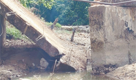 പ്ര​ള​യ​ത്തി​ൽ അ​പ​ക​ടാ​വ​സ്ഥ​യി​ലാ​യ  ക​ട​വു​പു​ഴ പാ​ലം ത​ക​ർ​ന്നു​വീ​ണു