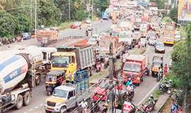 ആ​മ്പ​ല്ലൂ​രി​ലെ അ​ടി​പ്പാ​ത നി​ർ​മാ​ണം;​  ദേ​ശീ​യ​പാ​ത​യി​ൽ വ​ൻ ഗ​താ​ഗ​ത​ക്കു​രു​ക്ക്