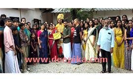 തൃ​പ്പാ​ദ​ത്തി​ൽ ഓ​ണ​ക്കോ​ടി​യു​മാ​യി  വി​ദ്യാ​ർ​ഥി​ക​ൾ എ​ത്തി