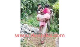 വ​യോ​ധി​ക​യെ കാ​ടി​നോ​ടു ചേ​ര്‍​ന്ന് ക​ണ്ടെ​ത്തി; ചു​മ​ന്നു റോ​ഡി​ലെ​ത്തി​ച്ച് പോ​ലീ​സ് ഇ​ൻ​സ്പെ​ക്ട​ർ