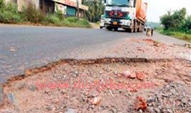 ദേ​ശീ​യ​പാ​ത​യി​ൽ നി​ർ​മാ​ണ ​പ്ര​വൃ​ത്തി;  സം​സ്ഥാ​ന​പാ​ത​യി​ൽ ‘കു​ഴി​’ ദുരന്തം