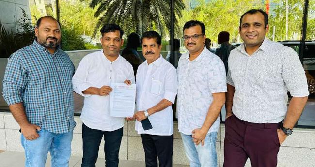 അ​ടൂ​ർ പ്ര​കാ​ശി​ന് ഖ​ത്ത​ർ ഒ​ഐ​സി​സി ഇ​ൻ​കാ​സ് മ​ല​പ്പു​റം ജി​ല്ലാ ക​മ്മി​റ്റി നി​വേ​ദ​നം ന​ൽ​കി
