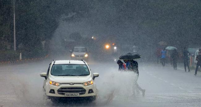 ബം​ഗ​ളൂ​രു​വി​ൽ ക​ന​ത്ത മ​ഴ തു​ട​രു​ന്നു