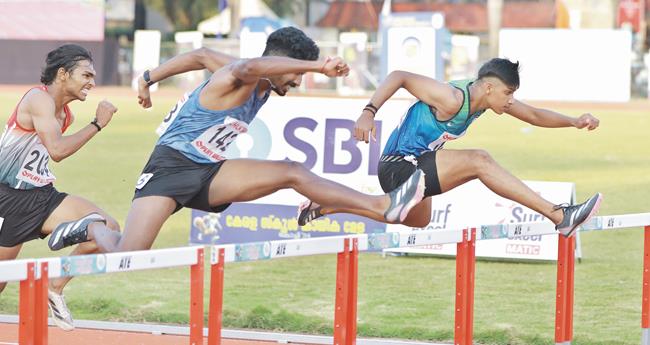 സം​സ്ഥാ​ന സ്കൂ​ൾ കാ​യി​ക മേ​ള​യി​ലെ ആ​ൺ​കു​ട്ടി​ക​ളു​ടെ ഹ​ർ​ഡി​ൽ​സ് മ​ത്സ​ര​ത്തി​ൽ​നി​ന്ന്.