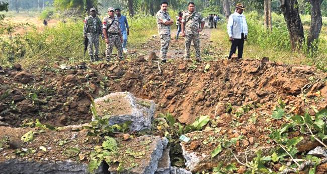 ഛത്തീ​സ്ഗ​ഡി​ൽ സു​ര​ക്ഷാ സേ​ന സ​ഞ്ച​രി​ച്ചി​രു​ന്ന വാ​ഹ​ന​ത്തി​നു​നേ​രേ മാ​വോ​യി​സ്റ്റി​ക​ൾ ന​ട​ത്തി​യ ആ​ക്ര​മ​ണ​ത്തെ​ത്തു​ട​ർ​ന്ന് റോ​ഡി​ൽ രൂ​പ​പ്പെ​ട്ട കു​ഴി.