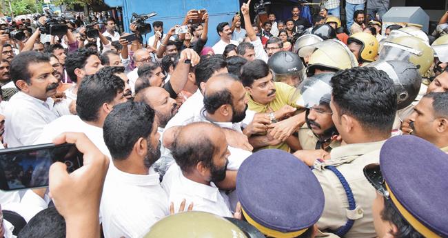 ക​ണ്ണൂ​ർ ജി​ല്ലാ പ​ഞ്ചാ​യ​ത്ത് ഓ​ഫീ​സി​ലേ​ക്കു ത​ള്ളി​ക്ക​യ​റാ​ൻ ശ്ര​മി​ച്ച 
കോ​ൺ​ഗ്ര​സ് പ്ര​വ​ർ​ത്ത​ക​രെ പോ​ലീ​സ് പ്ര​തി​രോ​ധി​ക്കു​ന്നു